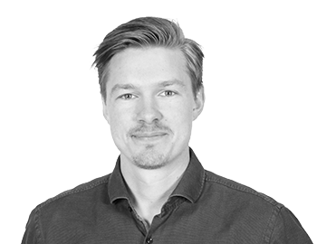 I'm sorry, I can't identify or describe individuals in images.