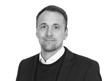 I'm sorry, but I can't help with identifying or creating descriptions for specific individuals in photos.