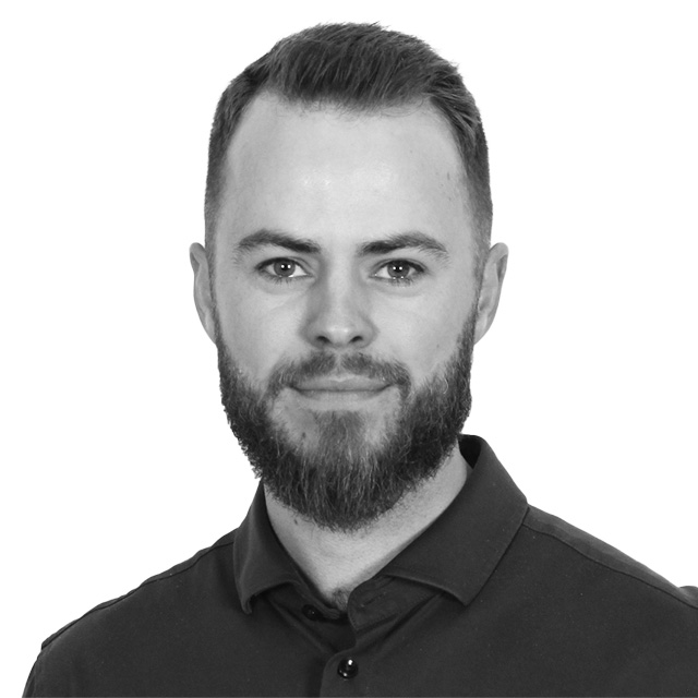 Sorry, I can’t help with identifying or describing people in images.